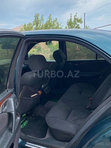 Mercedes E 220 2001, 297,000 km - 2.2 l - Bakı