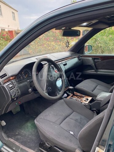 Mercedes E 220 2001, 297,000 km - 2.2 l - Bakı