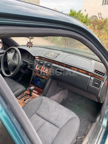 Mercedes E 220 2001, 297,000 km - 2.2 l - Bakı