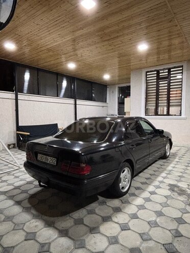 Mercedes E 200 1999, 518,200 km - 2.0 l - Zaqatala