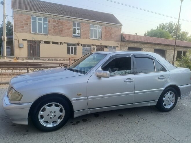 Mercedes E 220 1995, 478,065 km - 2.2 l - Sabirabad