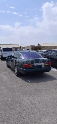 Mercedes E 200 1999, 427,000 km - 2.0 л - Şirvan
