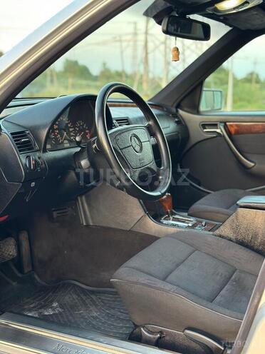 Mercedes C 200 2000, 303,000 km - 2.0 l - Saatlı