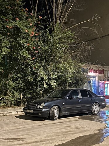 Mercedes E 230 1996, 373,000 km - 2.3 l - Salyan