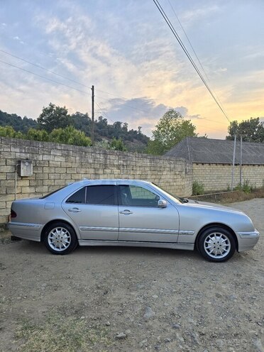 Mercedes E 220 1999, 494,000 km - 2.2 l - Astara