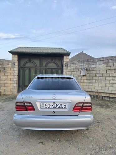 Mercedes E 220 1999, 494,000 km - 2.2 l - Astara