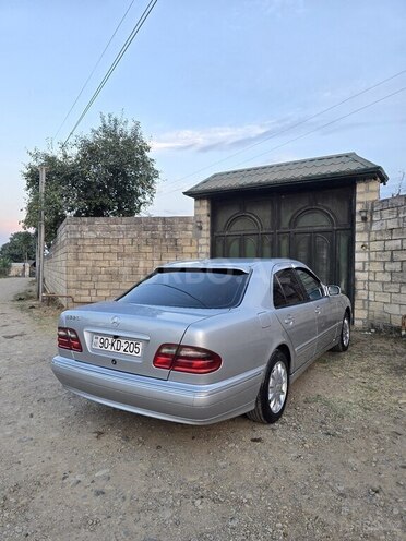 Mercedes E 220 1999, 494,000 km - 2.2 l - Astara