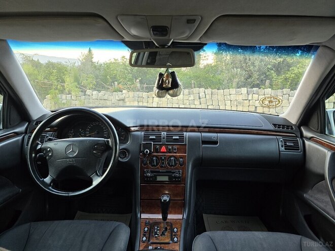 Mercedes E 220 1999, 494,000 km - 2.2 l - Astara