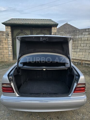 Mercedes E 220 1999, 494,000 km - 2.2 l - Astara