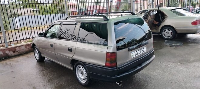 Opel Astra 1996, 300,000 km - 1.6 l - Qusar