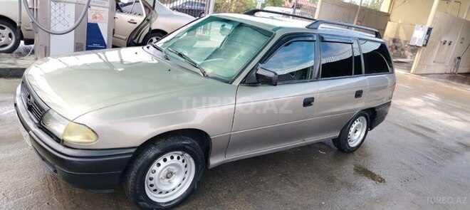 Opel Astra 1996, 300,000 km - 1.6 l - Qusar