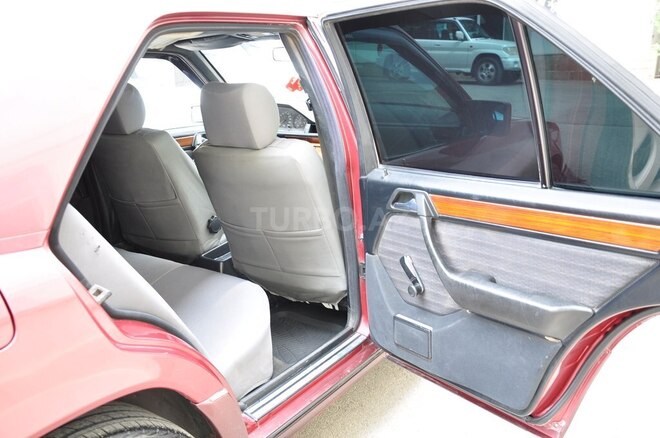 Mercedes E 230 1993, 175,000 km - 2.3 l - Şamaxı