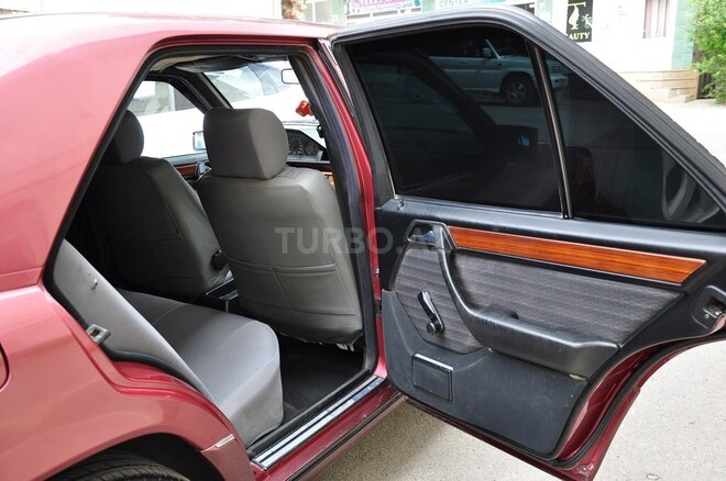 Mercedes E 230 1993, 175,000 km - 2.3 l - Şamaxı