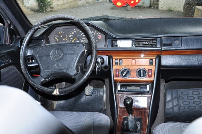 Mercedes E 230 1993, 175,000 km - 2.3 l - Şamaxı