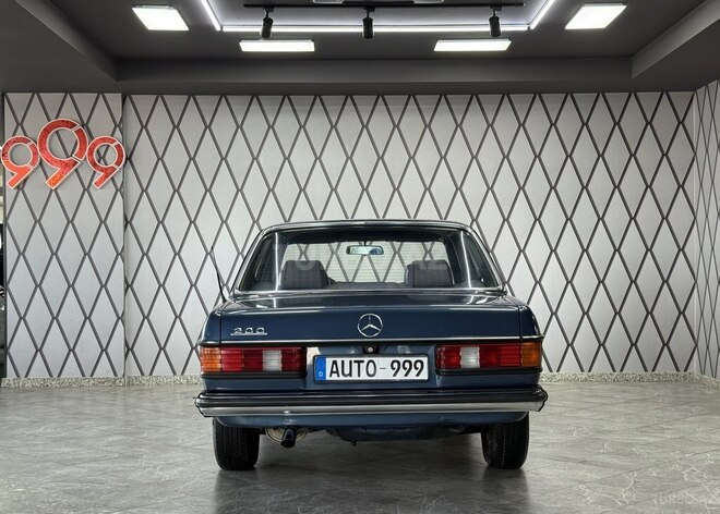 Mercedes W123-7