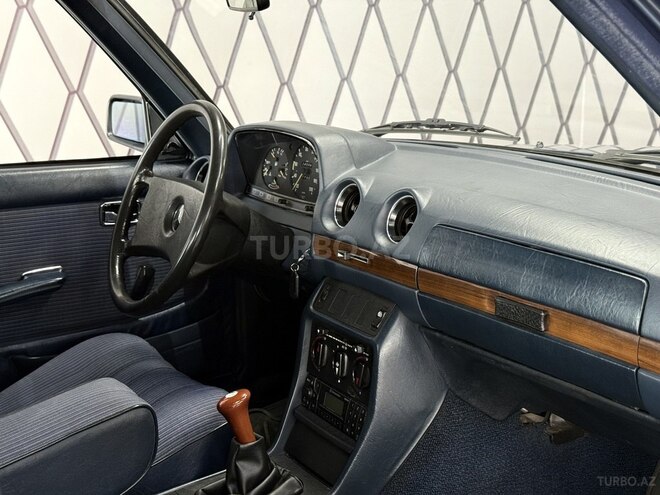 Mercedes W123-8