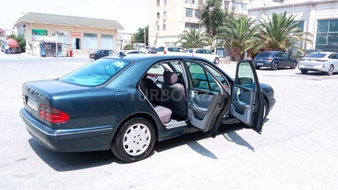 Mercedes E 220 1999, 289,000 km - 2.2 l - Bakı