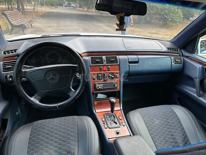Mercedes E 220 1998, 382,000 km - 2.2 l - Bakı