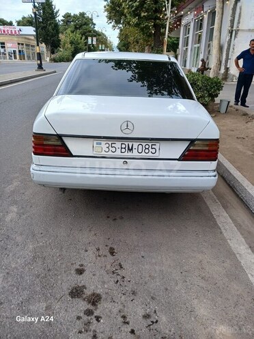 Mercedes E 200 1992, 312,535 km - 2.0 l - Qazax