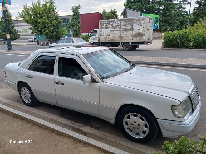 Mercedes E 200 1992, 312,535 km - 2.0 l - Qazax