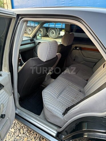 Mercedes E 220 1993, 290,000 km - 2.2 l - Hacıqabul