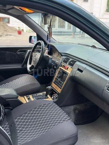 Mercedes E 240 1998, 295,800 km - 2.4 l - Bakı
