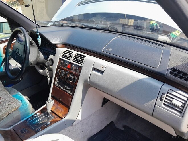 Mercedes E 300 1995, 450,000 km - 3.0 л - Qazax