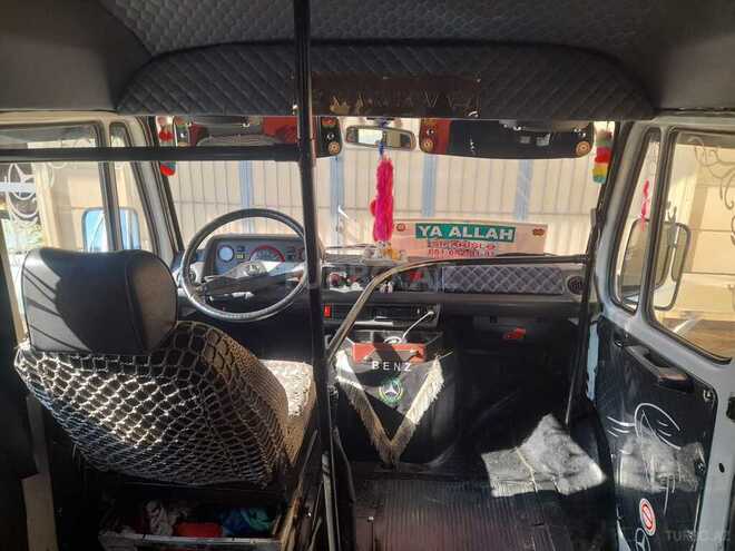 Mercedes 208 D 1994, 200,000 km - 2.5 l - Salyan