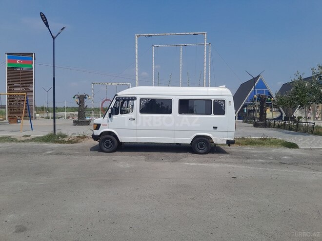 Mercedes 208 D 1994, 200,000 km - 2.5 l - Salyan