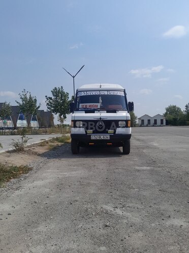 Mercedes 208 D 1994, 200,000 km - 2.5 l - Salyan
