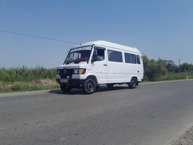 Mercedes 208 D 1994, 200,000 km - 2.5 l - Salyan