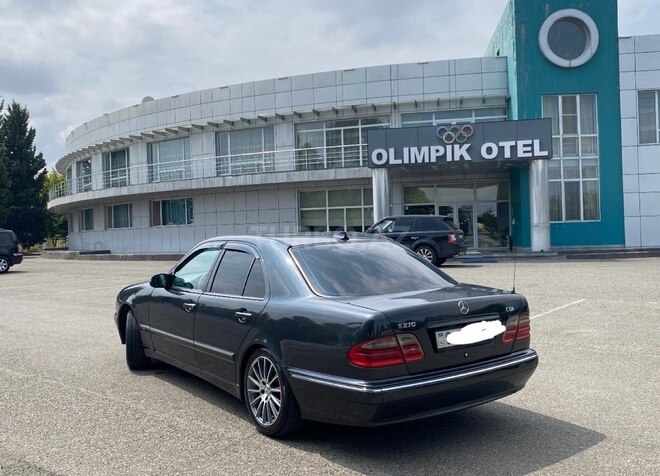 Mercedes E 270 2000, 423,000 km - 2.7 л - Qazax