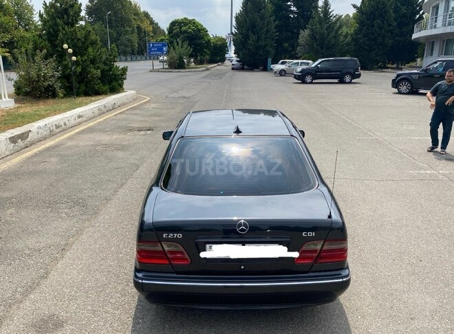 Mercedes E 270 2000, 423,000 km - 2.7 л - Qazax