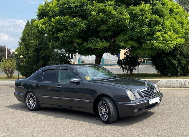 Mercedes E 270 2000, 423,000 km - 2.7 л - Qazax