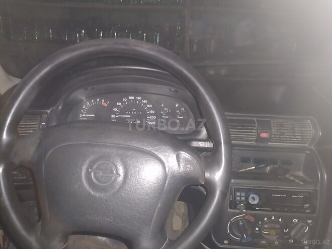 Opel Astra 1997, 300,000 km - 1.6 l - Qusar