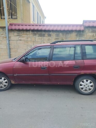 Opel Astra 1997, 300,000 km - 1.6 l - Qusar