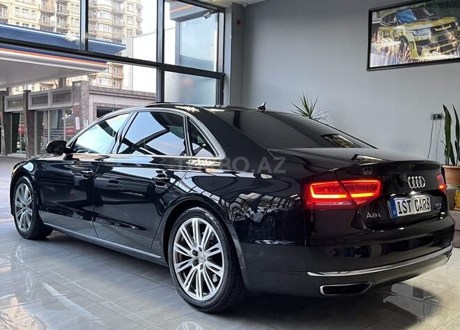 Audi A8-8