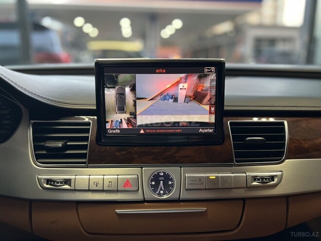 Audi A8-20