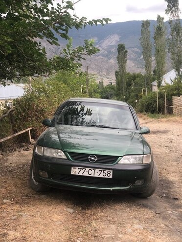 Opel Vectra 1996, 250,000 km - 2.0 l - Qusar