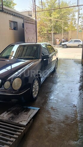 Mercedes E 240 1999, 327,035 km - 2.4 l - Yevlax