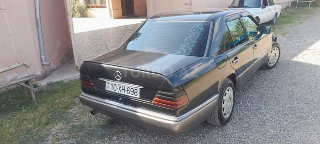 Mercedes  1992, 420,000 km - 2.0 l - Qazax