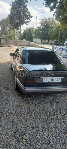 Mercedes  1992, 420,000 km - 2.0 l - Qazax