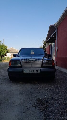 Mercedes  1992, 420,000 km - 2.0 l - Qazax