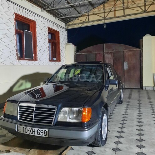 Mercedes  1992, 420,000 km - 2.0 l - Qazax