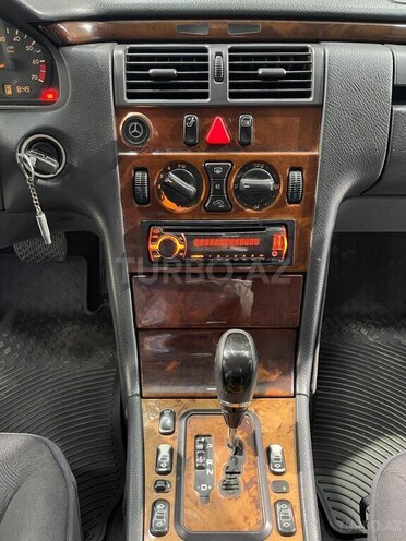 Mercedes E 240 1999, 365,000 km - 2.4 l - Sumqayıt