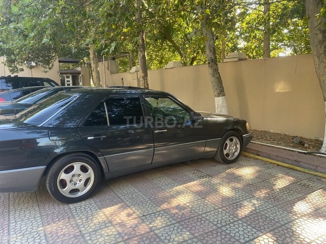 Mercedes E 220 1993, 296,587 km - 2.2 l - Bakı