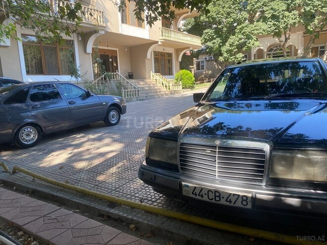 Mercedes E 220 1993, 296,587 km - 2.2 l - Bakı