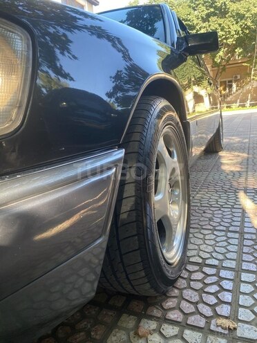 Mercedes E 220 1993, 296,587 km - 2.2 l - Bakı