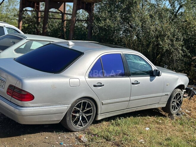 Mercedes E 280 1998, 255,000 km - 2.8 l - Quba