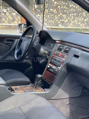 Mercedes E 280 2000, 224,000 km - 2.8 l - Beyləqan